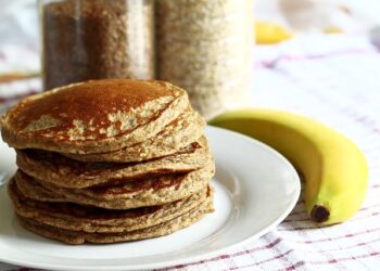 Colazione vegana ricca di proteine pancake alla banana e farina di ceci