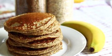 Colazione vegana ricca di proteine pancake alla banana e farina di ceci