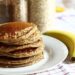 Colazione vegana ricca di proteine pancake alla banana e farina di ceci