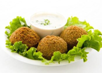 Ricetta Falafel fatti in casa con hummus e insalata