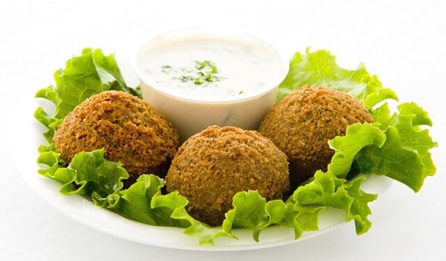 Ricetta Falafel fatti in casa con hummus e insalata