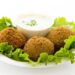 Ricetta Falafel fatti in casa con hummus e insalata