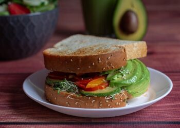 Ricetta colazione Toast di avocado con hummus alle proteine di soia