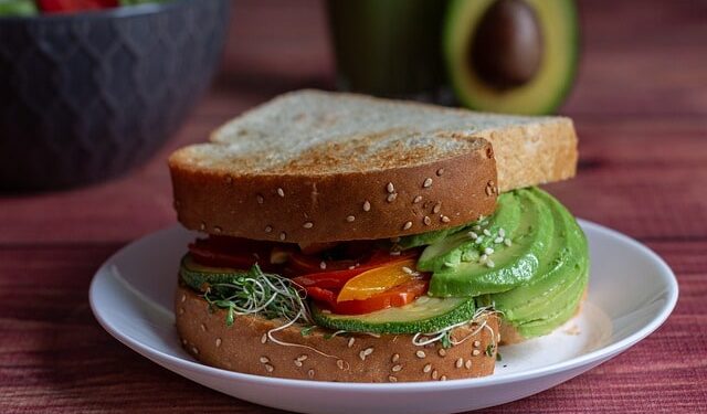 Ricetta colazione Toast di avocado con hummus alle proteine di soia