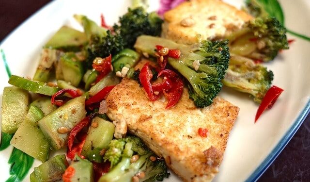 Ricetta colazione Tofu scramble alle verdure ricca di proteine