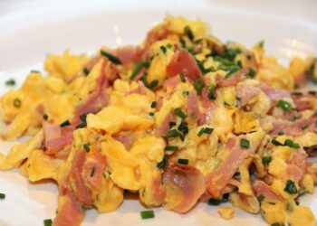 Ricetta con Uova strapazzate con pancetta e formaggio cheddar