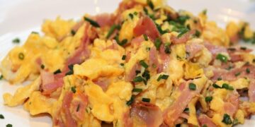 Ricetta con Uova strapazzate con pancetta e formaggio cheddar