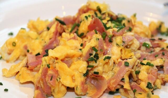 Ricetta con Uova strapazzate con pancetta e formaggio cheddar