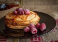 Ricetta dei Pancakes Proteici al Siero del Latte con Sciroppo d'Acero e Frutta Fresca