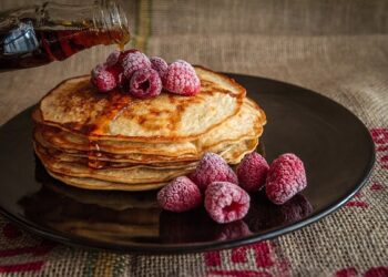 Ricetta dei Pancakes Proteici al Siero del Latte con Sciroppo d'Acero e Frutta Fresca