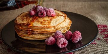 Ricetta dei Pancakes Proteici al Siero del Latte con Sciroppo d'Acero e Frutta Fresca