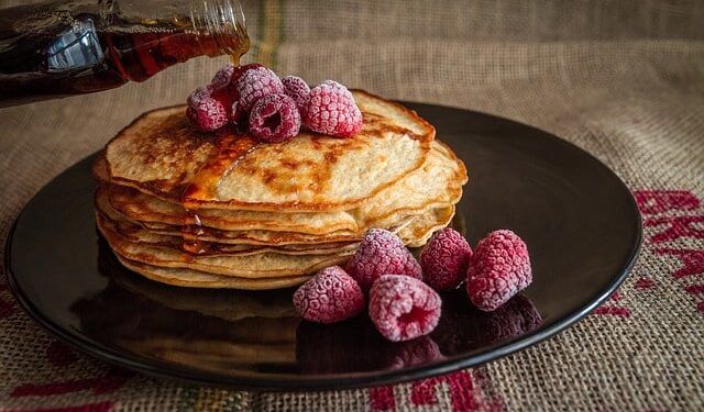 Ricetta dei Pancakes Proteici al Siero del Latte con Sciroppo d'Acero e Frutta Fresca