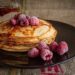 Ricetta dei Pancakes Proteici al Siero del Latte con Sciroppo d'Acero e Frutta Fresca