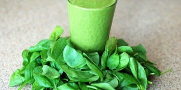 Smoothie agli spinaci cremoso e nutriente