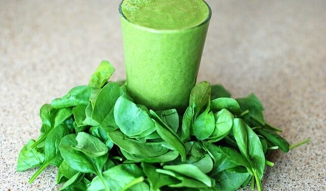 Smoothie agli spinaci cremoso e nutriente