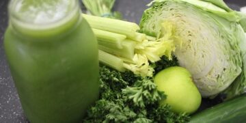 Smoothie di cavolo e mela verde ricetta nutriente e gustosa