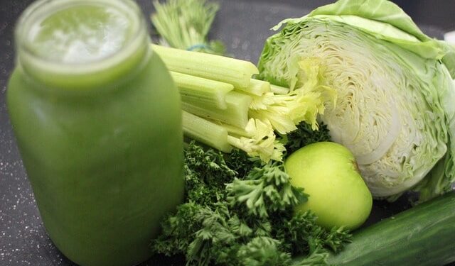 Smoothie di cavolo e mela verde ricetta nutriente e gustosa
