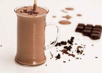 Smoothie proteico al cioccolato con latte di mandorla e burro di arachidi