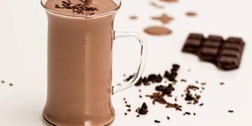 Smoothie proteico al cioccolato con latte di mandorla e burro di arachidi