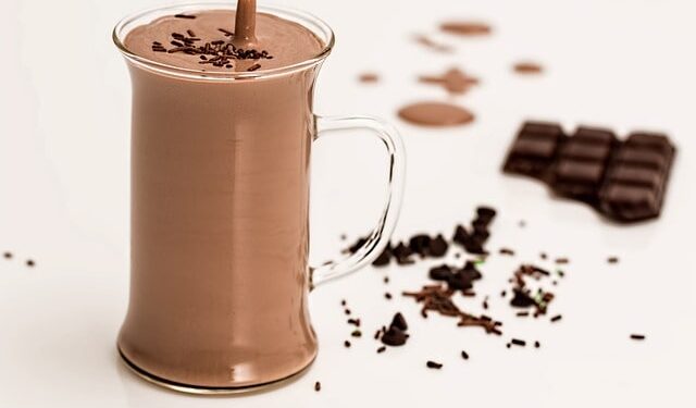 Smoothie proteico al cioccolato con latte di mandorla e burro di arachidi