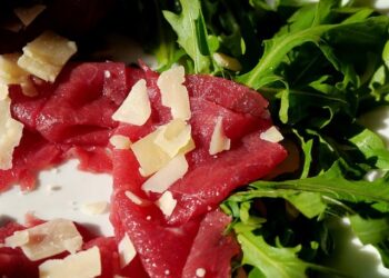 Carpaccio di manzo con rucola e scaglie di Parmigiano ricetta senza glutine