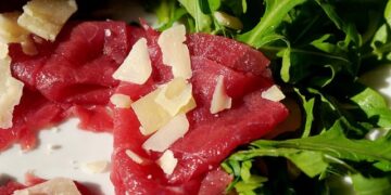 Carpaccio di manzo con rucola e scaglie di Parmigiano ricetta senza glutine