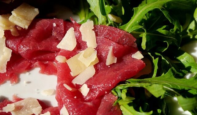 Carpaccio di manzo con rucola e scaglie di Parmigiano ricetta senza glutine